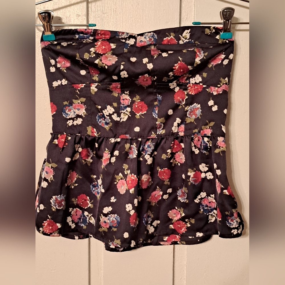 Women's Top Shirt Size Small American Eagle  Floral Decor ❤️😍